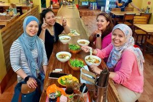 Dacotours' travelers enjoyed delicious local Quang noodles in the morning.