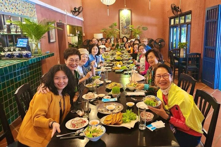 Our Dacotours' travelers enjoyed delicious local food with our local experts