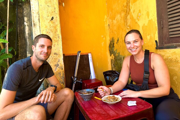 Dacotours' travelers enjoyed delicious local food in the morning, guided by our local experts.