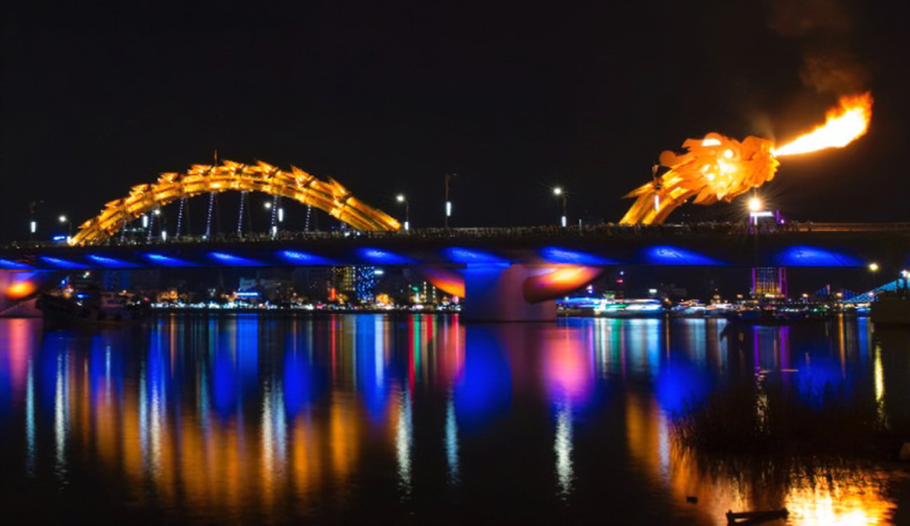 If there’s one event that makes the Dragon Bridge Da Nang legendary, it’s the weekend fire and water show.