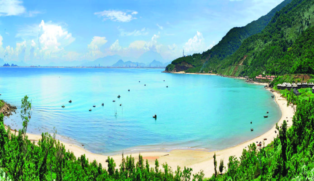 With clear blue water, golden sand, and a backdrop of lush green hills, Tien Sa beach feels like a little retreat hidden within nature