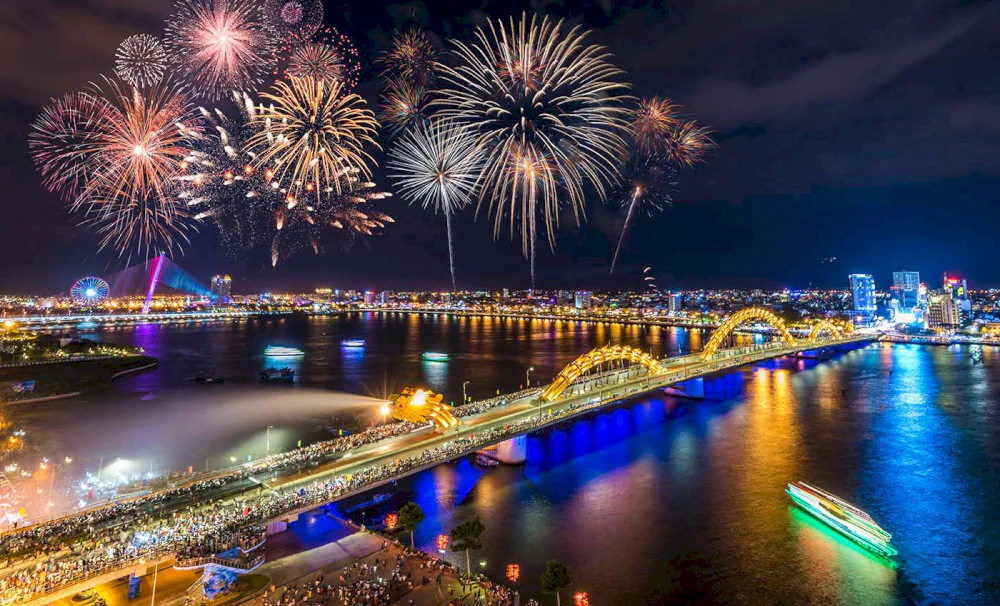 Lunar New Year & Festivals often bring fireworks and cultural events along the Han River, making it even more festive