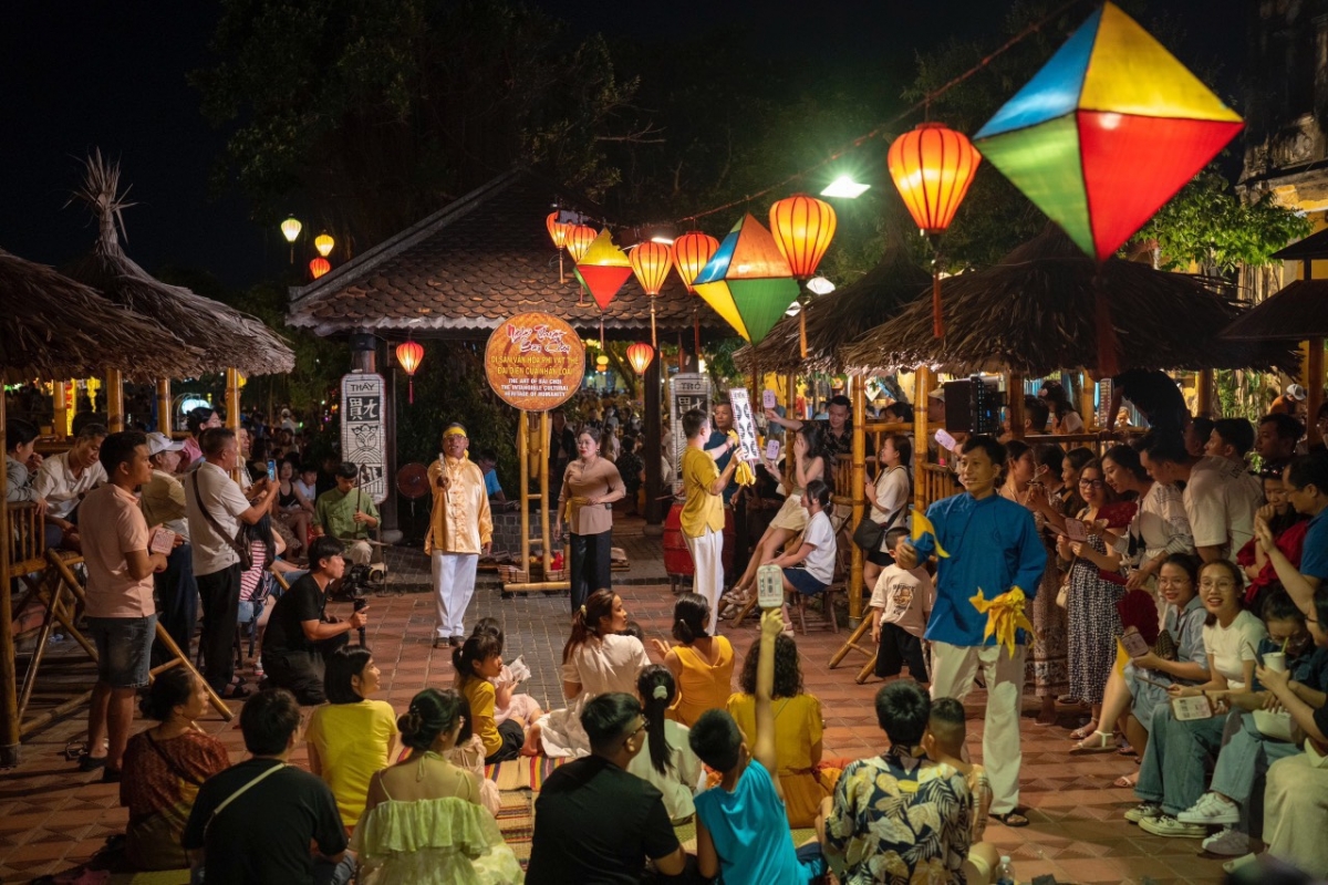 "bai choi" in Hoi An Ancient Town - a cultural performance recognized by UNESCO