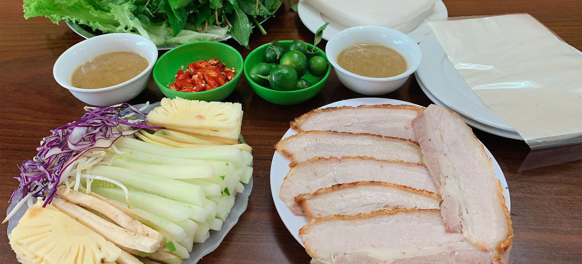 Fresh spring rolls with pork and rice paper is the must-try dish here