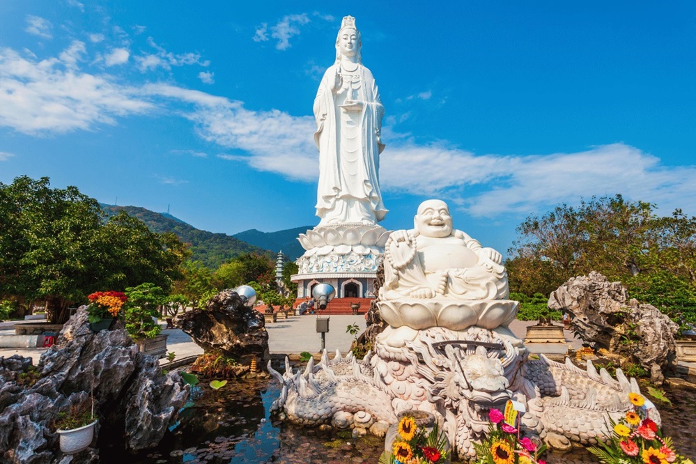 Lady Buddha Da Nang is open year-round, but your experience can change dramatically depending on the time of day & season