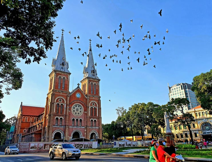 With clear skies & almost no rain, it’s the ideal time to explore the city’s architecture, markets, nightlife & cafés without the discomfort of heat or humidity.