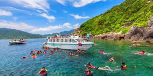 High-speed canoes in Cham island