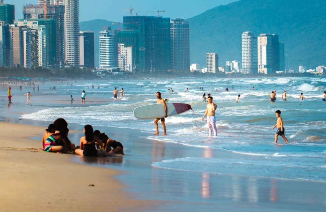One of the best things to do in Da Nang is enjoying the beautiful vibe in the beach even it's day or night.