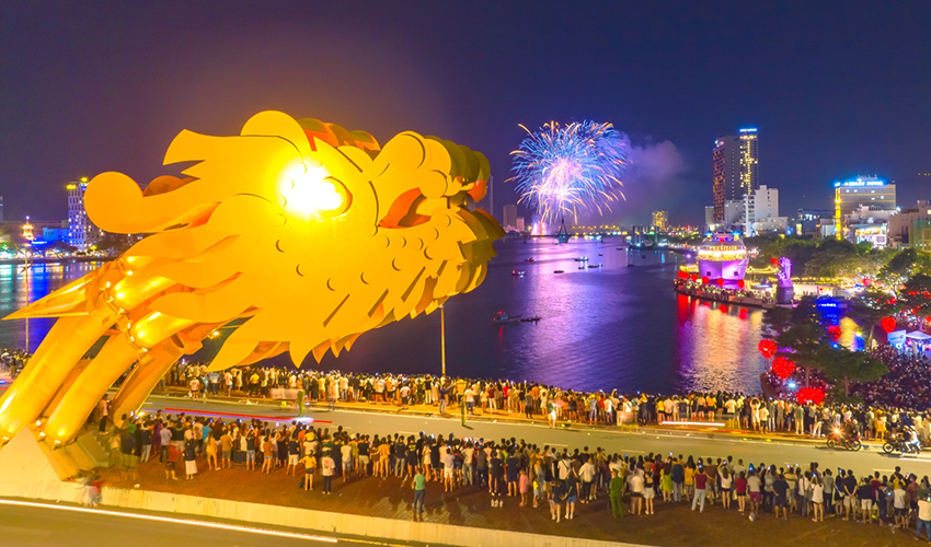 Da Nang Fireworks Festival 2026 atmosphere in Dragon Bridge Da Nang
