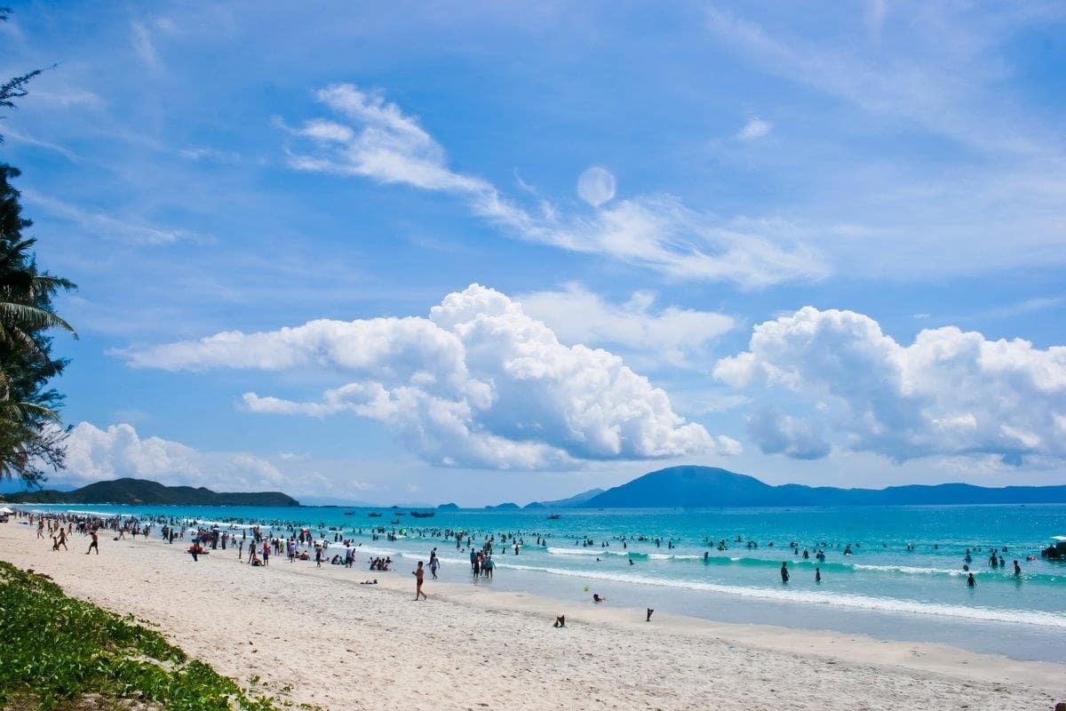 One of the best things to do in Da Nang for family is relaxing in My Khe beach