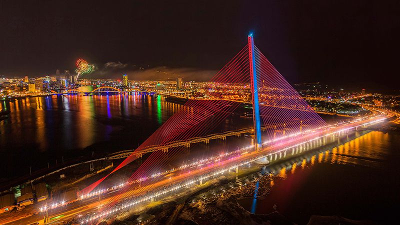 If you’re drawn to contemporary architecture, Tran Thi Ly Bridge is easily one of the most visually striking Da Nang bridges.