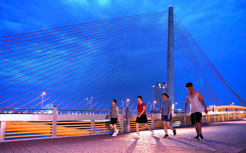While most travelers focus on the big-name Da Nang bridges, locals often sneak away to a much more peaceful spot, the Nguyen Van Troi Walking Bridge