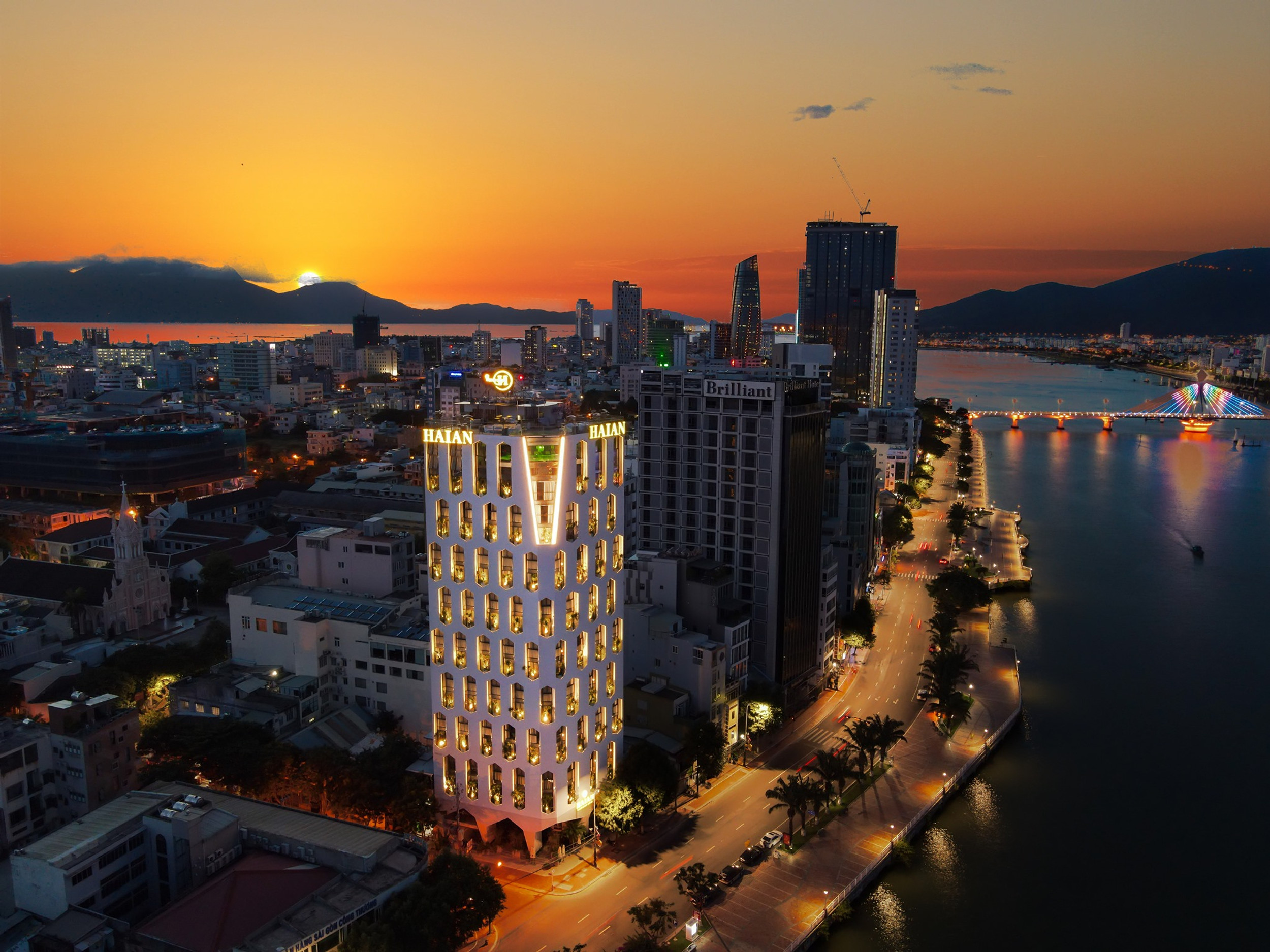 There are hundreds of luxury hotels in the city center of Da Nang with full travel services
