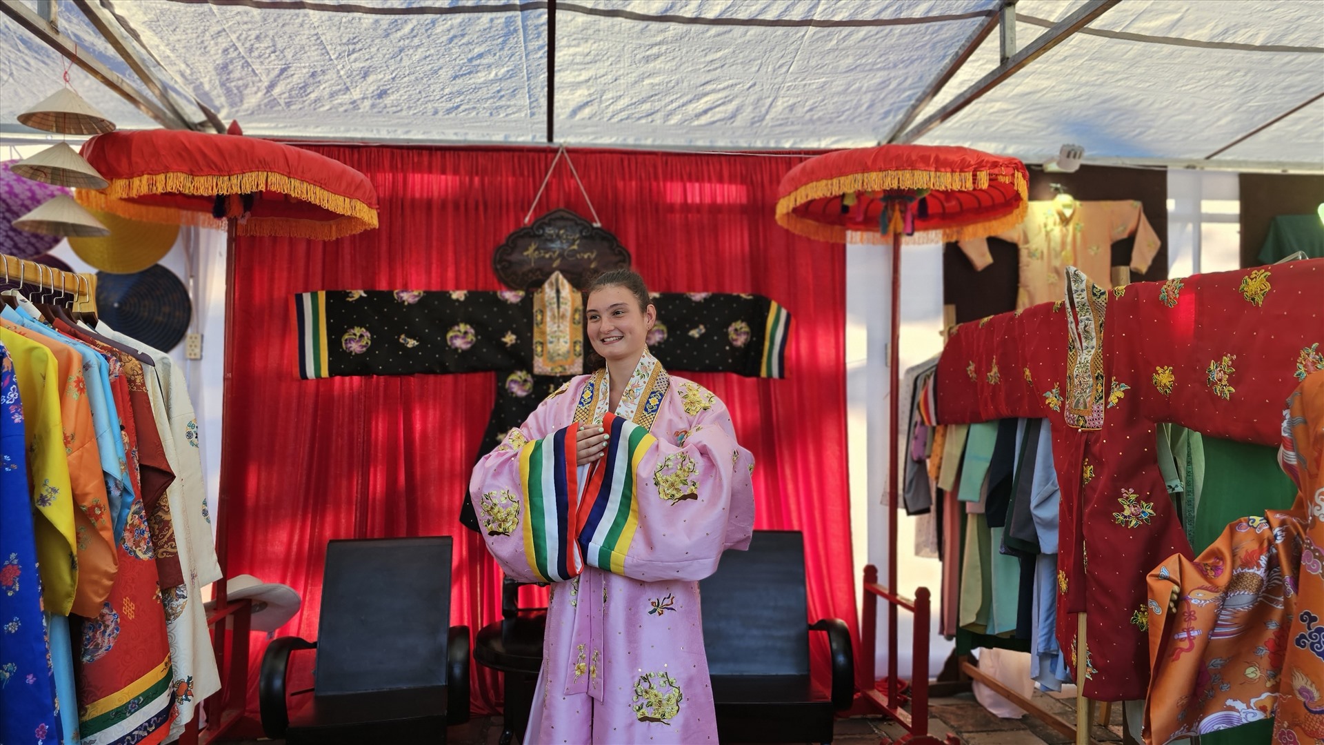 Rent traditional Vietnamese royal costumes or Ao Dai inside the Imperial City